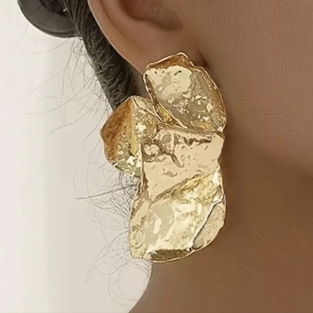 👑▪️ Atterri ▪️floral statement  golden tone Metal Earrings